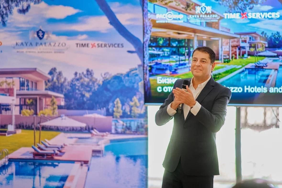 Sezgin Özer presenting TimeServices' hotel partnerships at an industry forum